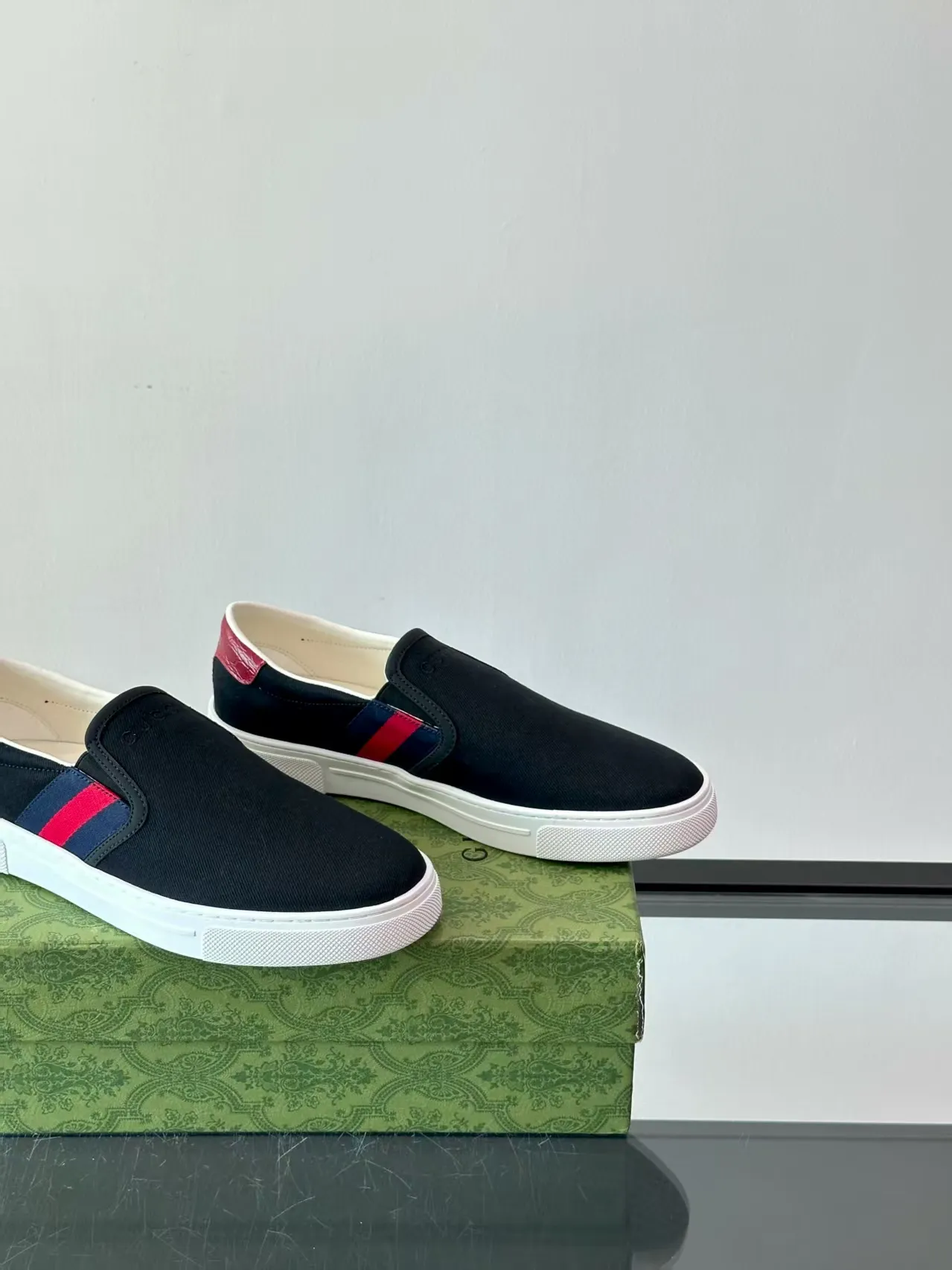 P380 new men's shoes GUCCI [Lightning] latest shoes are shipped. Original quality, fashionable, made of special materials, sheepskin lining, brand new packaging. The foot feels super comfortable and the workmanship is impeccable. Size: 38-45